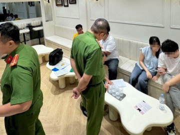 Công an kiểm tra quán cà phê hẹn hò dùng gương một chiều để ghép đôi ở TP.HCM