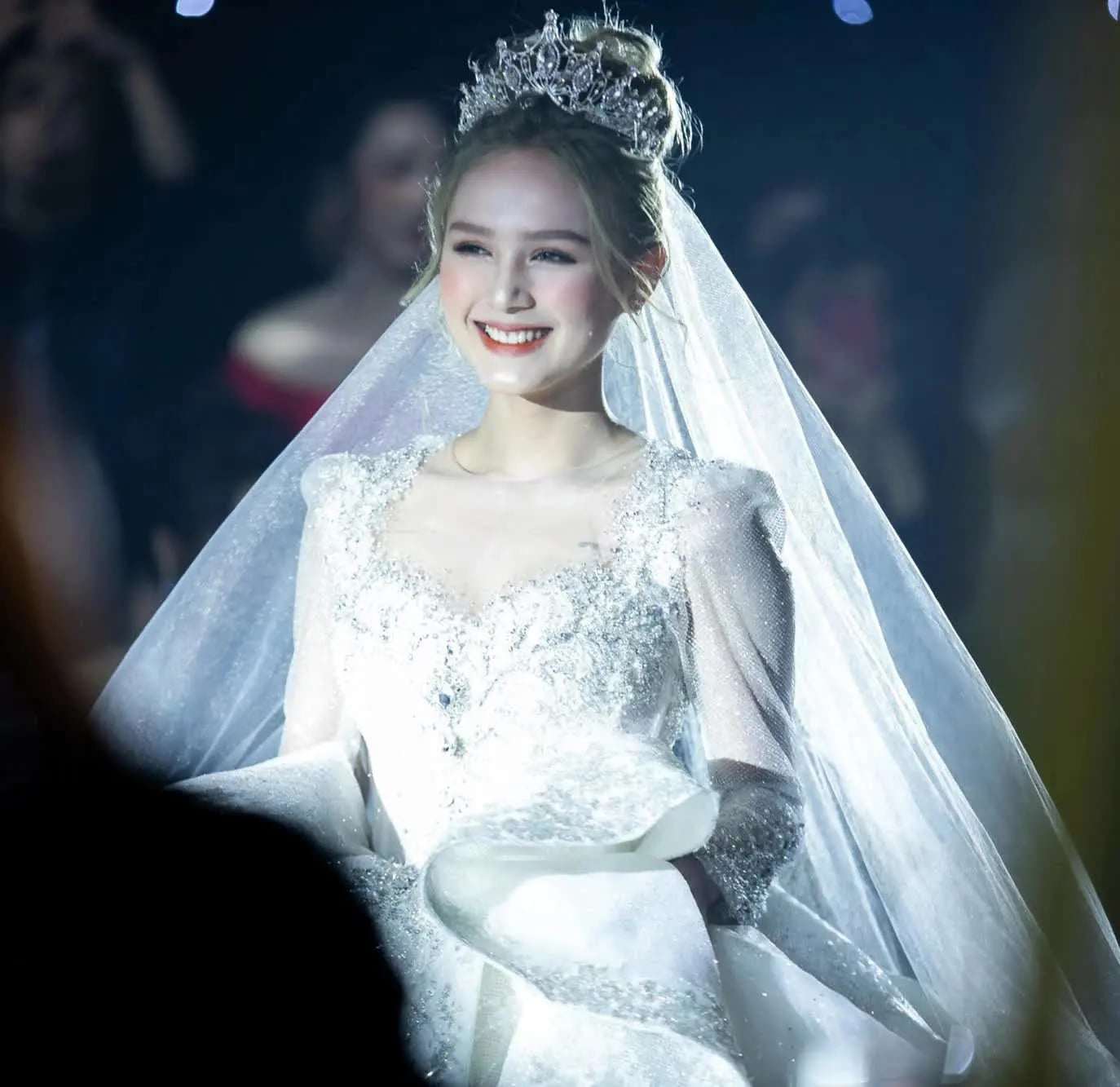 Top 5 váy cưới xa hoa nhất của các cô dâu Vbiz, Xoài Non “vượt mặt” đàn chị với thiết kế 28 tỷ - 1