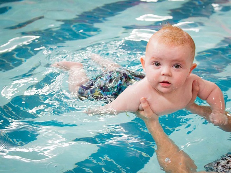 Ngoài chọn cho con hồ bơi phù hợp, cha mẹ nên dạy trẻ tiếp cận với nước hồ bơi một cách từ từ. Ban đầu hãy cho 2 chân chạm xuống nước để làm quen với nước trước, sau đó mới từ từ đưa hết người xuống để  giúp trẻ tránh bị cảm lạnh, sốc nhiệt… 
