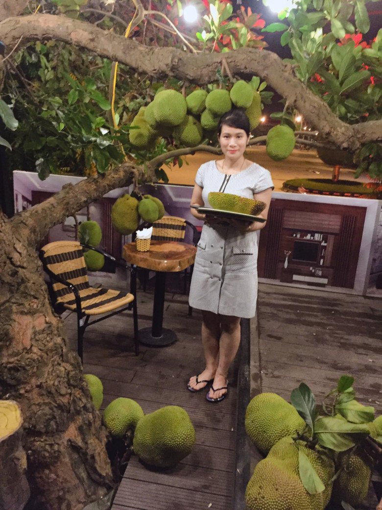 Nếu may mắn đến quán vào lúc có quả mít chín, khách sẽ được chủ quán bổ mít mời thưởng thức