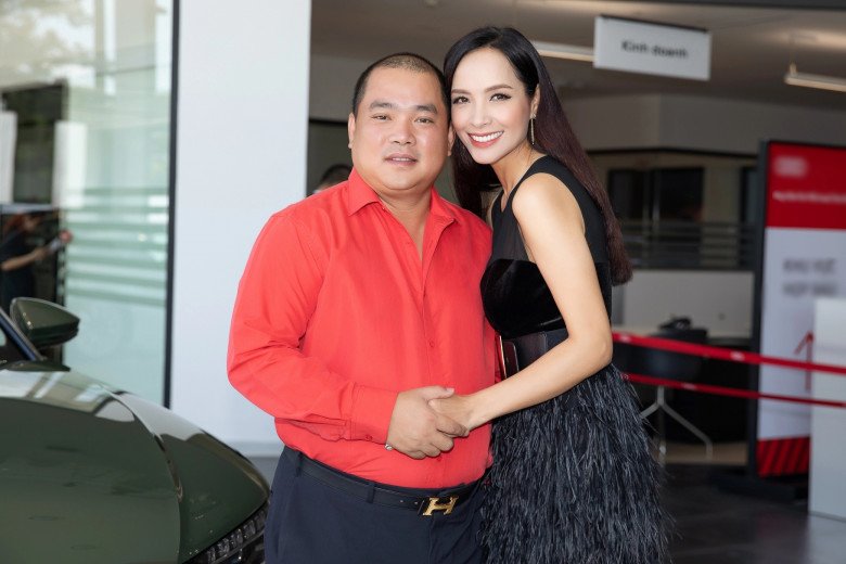 Đi chơi với chồng, nữ người mẫu đã bị đồn quen người Đài Loan.