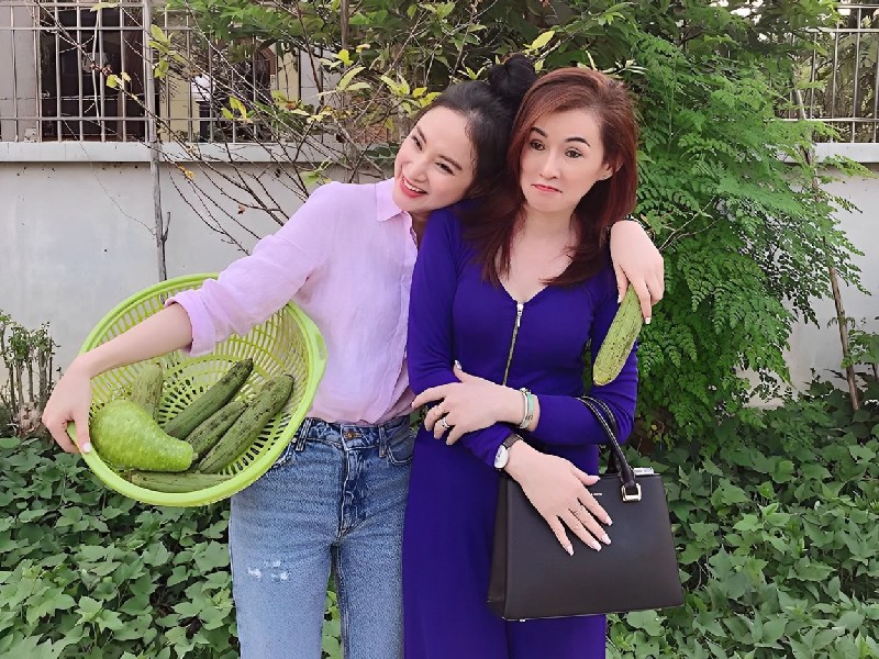 Mẹ con Angela Phương Trinh 2 năm không nói chuyện, showbiz Việt còn có siêu  mẫu kiện mẹ ruột ra tòa