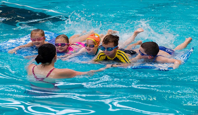 Theo WHO, bơi là kỹ năng sinh tồn cần thiết của tất cả mọi người. Học bơi sớm không chỉ giúp trẻ được vận động, phát triển thể chất mà còn có thể ứng phó với các trường hợp tai nạn bất ngờ như té sông, suối, ao hồ, hay tai nạn đuối nước khi đi du lịch.
