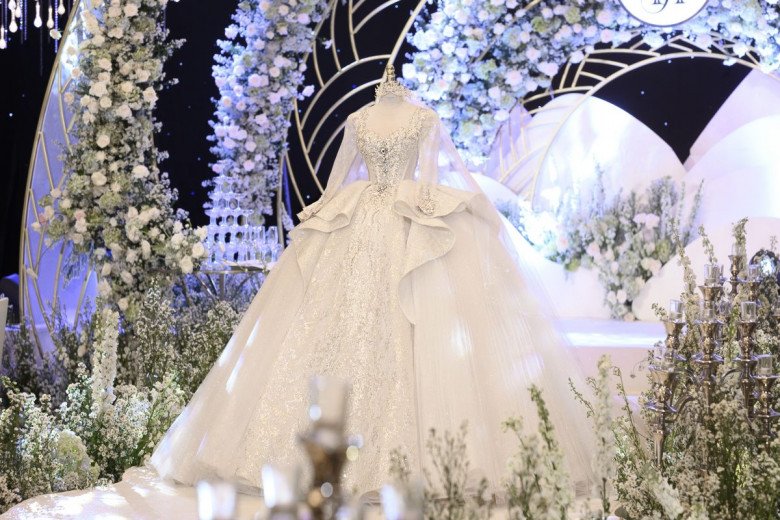 Top 5 váy cưới xa hoa nhất của các cô dâu Vbiz, Xoài Non “vượt mặt” đàn chị với thiết kế 28 tỷ - 3