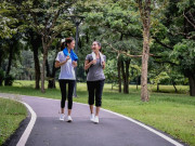 Làm đẹp - Sự khác biệt giữa đi bộ bằng chân hay bằng hông, cách nào giúp giảm cân hiệu quả hơn?