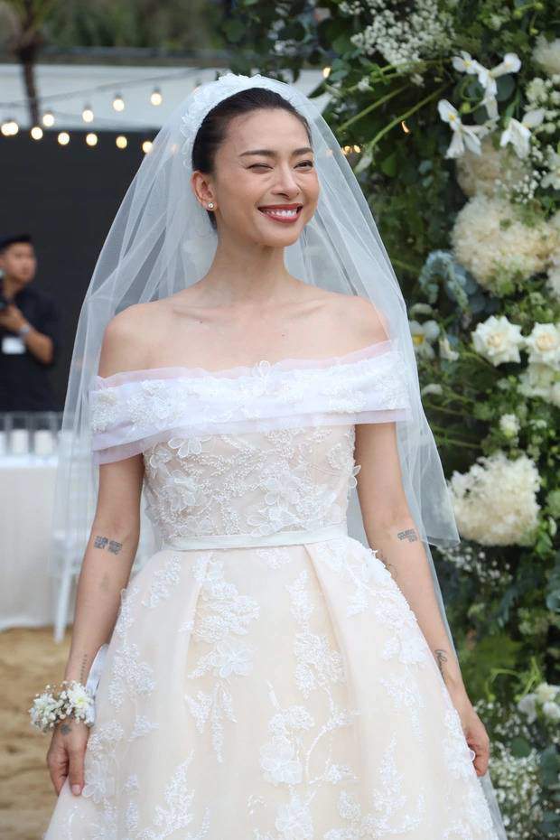 Top 5 váy cưới xa hoa nhất của các cô dâu Vbiz, Xoài Non “vượt mặt” đàn chị với thiết kế 28 tỷ - 6
