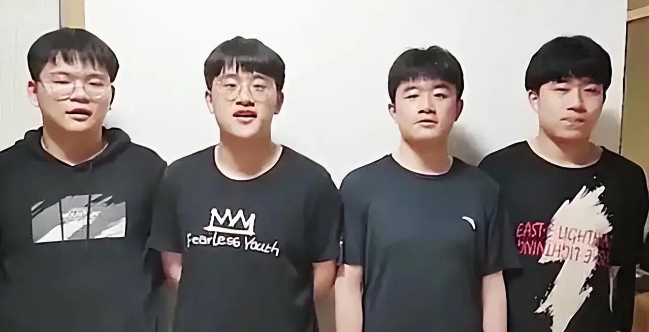 Cả 4 chàng trai đều thi đậu vào đại học.