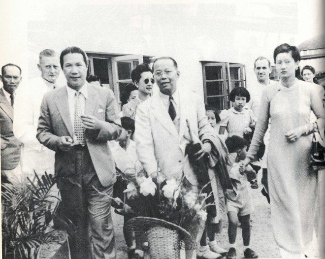Hình ảnh Nam Phương Hoàng hậu mang theo các con sang Hồng Kông đoàn tụ với Bảo Đại năm 1947.