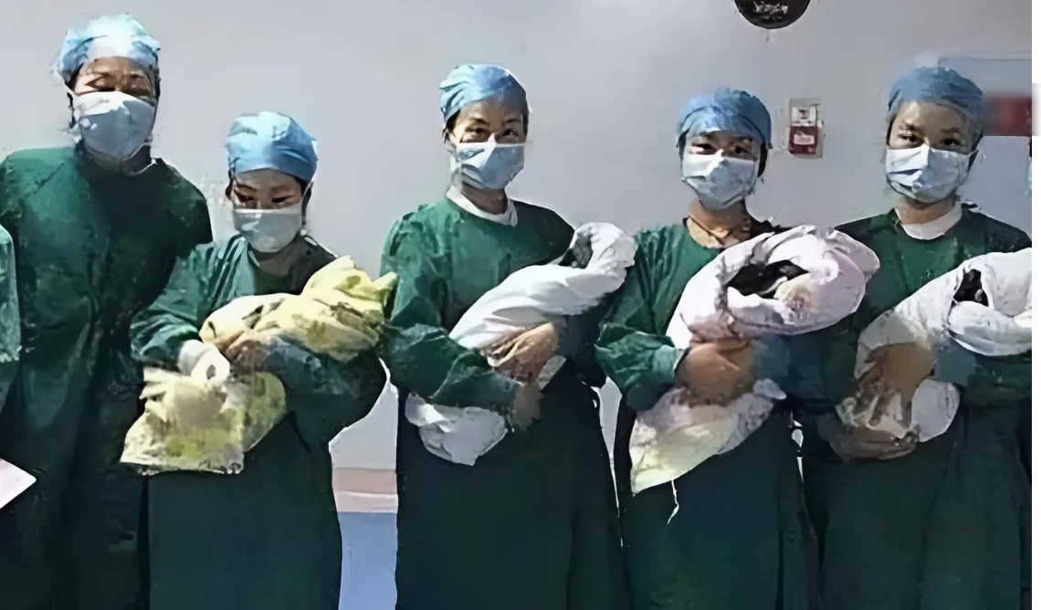 Các bác sĩ hết lòng cứu chữa cho 4 đứa trẻ.