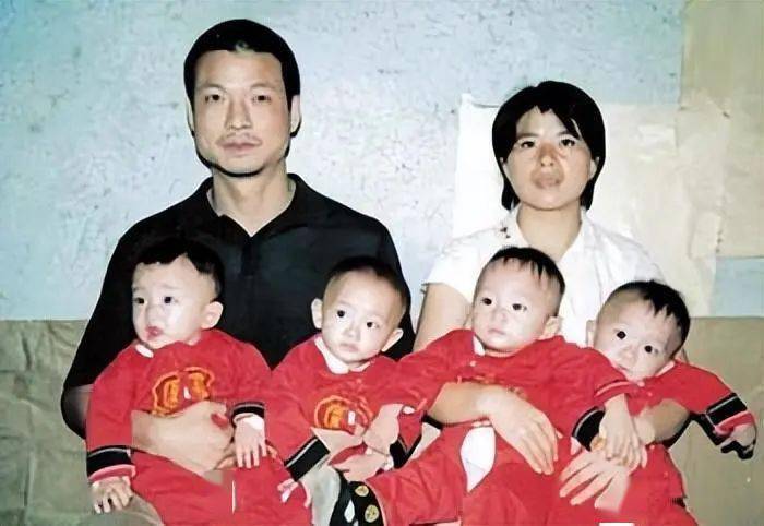 Vợ chồng họ Lý cùng 4 đứa con.