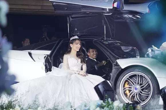 Top 5 váy cưới xa hoa nhất của các cô dâu Vbiz, Xoài Non “vượt mặt” đàn chị với thiết kế 28 tỷ - 10