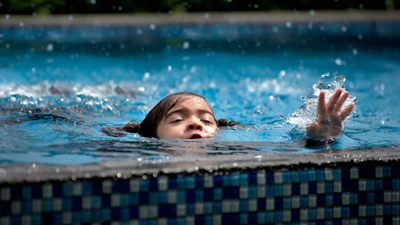 Ngay cả những người lớn tuổi, có kinh nghiệm bơi lội cũng nên bơi cùng người khác để có thể giúp đỡ trong trường hợp khẩn cấp. Vì vậy, cha mẹ hãy dạy trẻ chỉ nên bơi khi có người lớn giám sát, tránh bơi một mình để khi không may có sự cố xảy ra còn phản ứng kịp.
