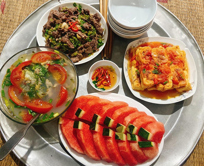 Bò xào hoa thiên lí - Canh ngao nấu bầu - Đậu nhồi thịt sốt cà chua - Dưa hấu.
