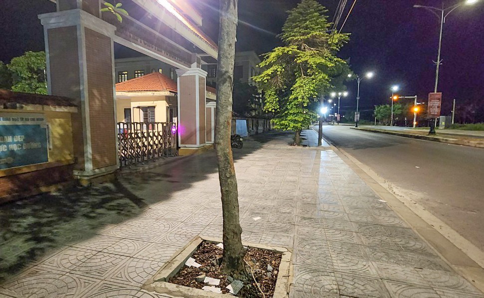 Phụ huynh rải tiền lẻ trước cổng trường chuyên ở Quảng Bình. Ảnh: D.P