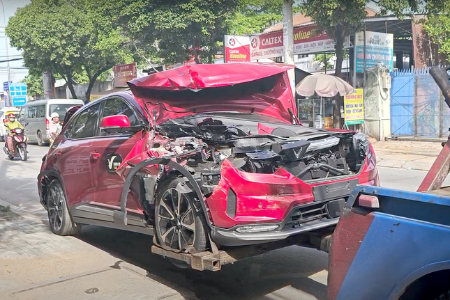 Phần đầu ô tô 5 chỗ bị hư hỏng sau tai nạn liên hoàn.