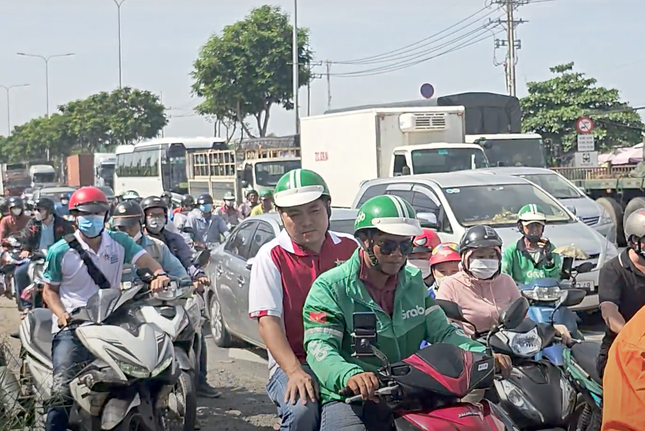 Giao thông qua khu vực bị ùn ứ vào giờ cao điểm sáng.