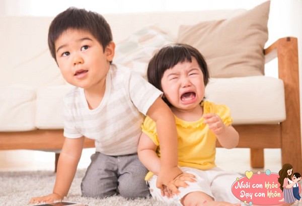 Khi trẻ bắt đầu phát triển các kỹ năng vận động, như với tay, vỗ về hay thậm chí là tát, đây chính là cách trẻ khám phá và học hỏi.