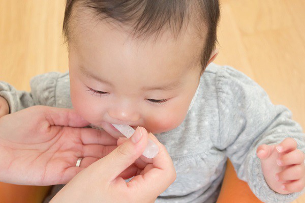Cho con dùng kháng sinh quá sớm là mẹ đã tước đi cơ hội được tự chống lại bệnh tật của con, làm suy giảm sức đề kháng ở trẻ (ảnh minh hoạ)