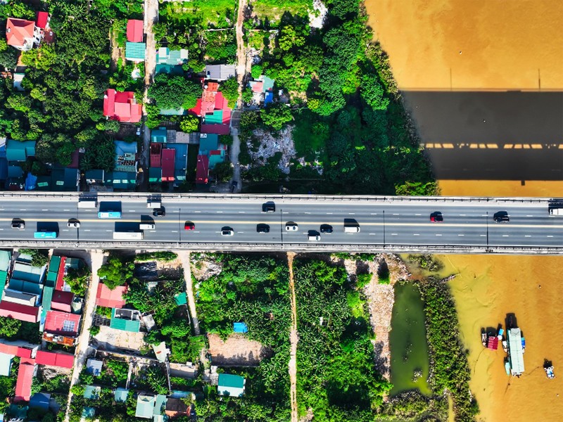 Cầu Thăng Long (hay còn gọi Cầu Hữu Nghị Việt Xô) bắc qua sông Hồng có chiều dài hơn 3.100m, được xây dựng từ năm 1974 và khánh thành ngày 9/5/1985. Đây là cây cầu có thời gian thi công lâu nhất ở Hà Nội và là công trình tầm cỡ nhất khu vực Đông Nam Á thời điểm đó.
