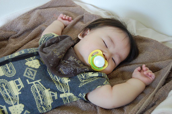 Mẹ không nên sử dụng bình sữa và đầu vú cao su mà nên pha sữa trong cốc rồi cho con uống bằng thìa. (Ảnh minh họa)