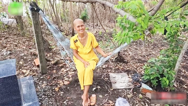 Kỳ lạ người phụ nữ dựng chòi sống giữa nghĩa địa, ngủ cạnh mộ chồng vì không muốn amp;#34;anh cô đơnamp;#34; - 4