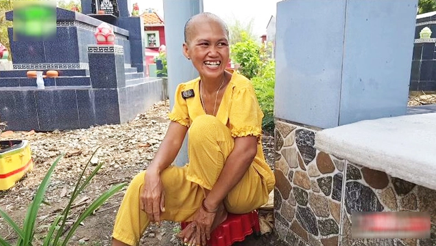 Kỳ lạ người phụ nữ dựng chòi sống giữa nghĩa địa, ngủ cạnh mộ chồng vì không muốn amp;#34;anh cô đơnamp;#34; - 1