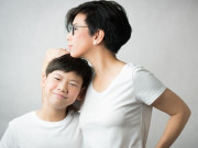 Sức khỏe - Mẹ đơn thân "ghiền" ôm hôn con trai tuổi teen liệu có bất thường? Chuyên gia tiết lộ cách ứng xử thông minh