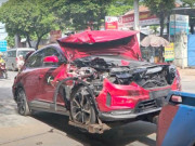 Tin tức - Tai nạn liên hoàn ở Hóc Môn, ô tô con bị 2 xe tải kẹp biến dạng