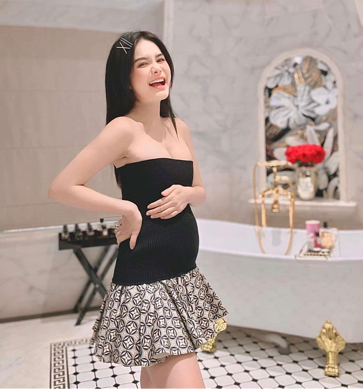 Đoàn Di Băng rạng rỡ khi mang thai lần 4.