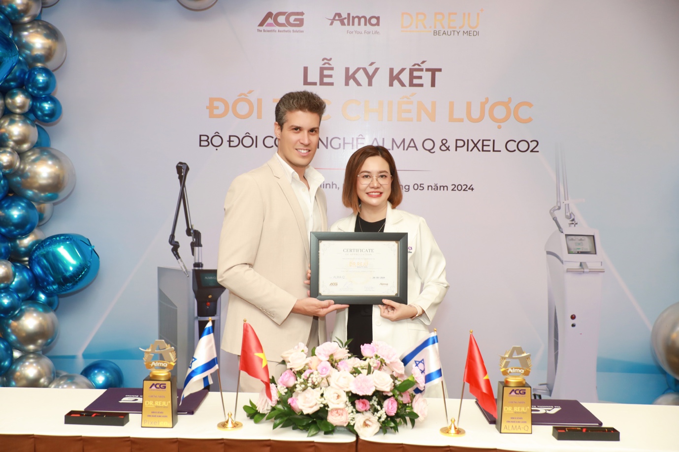 Mr Ron Levy - đại diện tập đoàn Alma Lasers – ký kết chuyển giao công nghệ cùng Bác sĩ CKI Da liễu Đinh Hồng Cẩm.