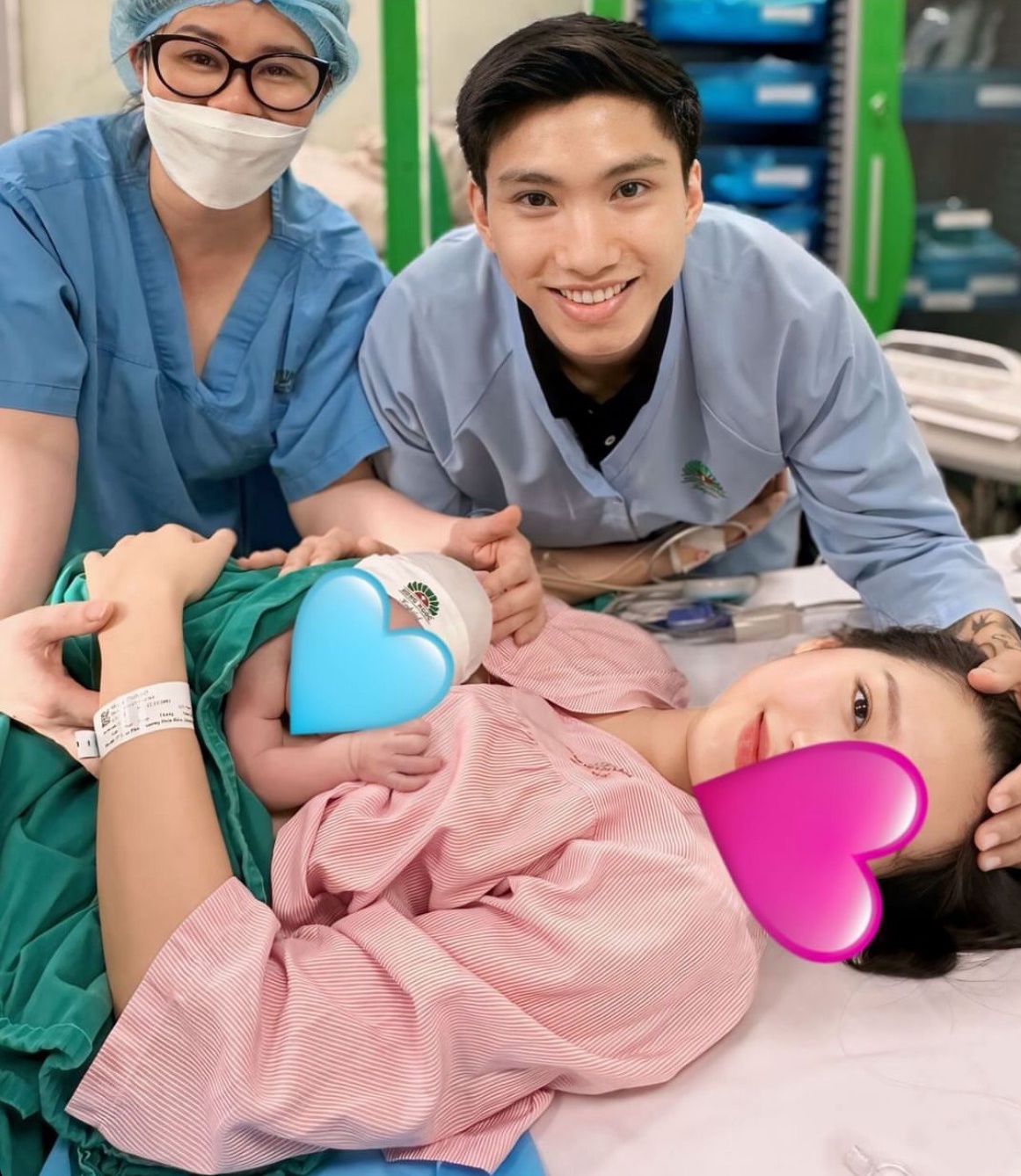 Hạnh phúc vỡ oà khi con chào đời.