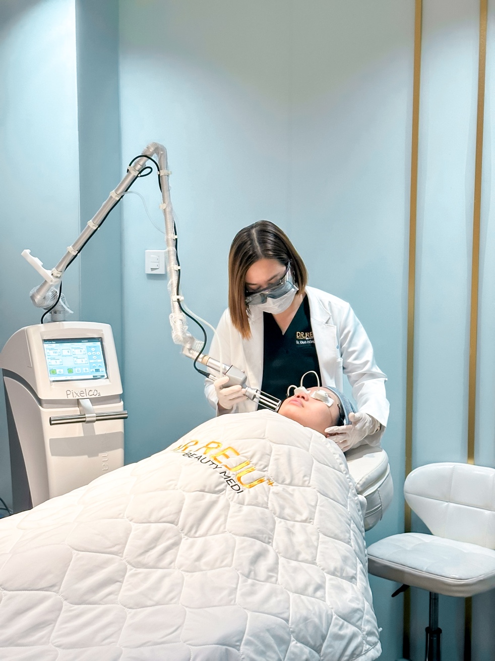 Bs CKI Da liễu Đinh Hồng Cẩm -Giám đốc chuyên môn DR. REJU Beauty Medi trị liệu với hệ thống Pixel CO2