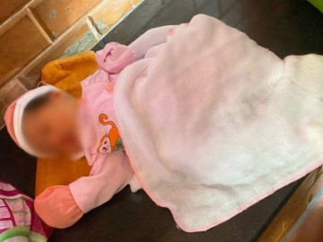 Xót xa bé gái sơ sinh khoảng 1 ngày tuổi bị bỏ rơi ở ven đường