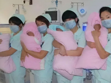 Bà mẹ mang thai 5 phải ngủ quỳ để các con không đè lên nhau, 18 năm sau hối tiếc 1 điều