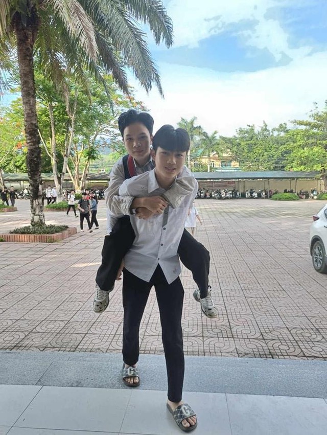 Không chỉ hàng ngày giúp đỡ bạn đến trường, Tuấn Khanh còn giúp đỡ bạn trong học tập (Nguồn ảnh: Thế Anh 28)