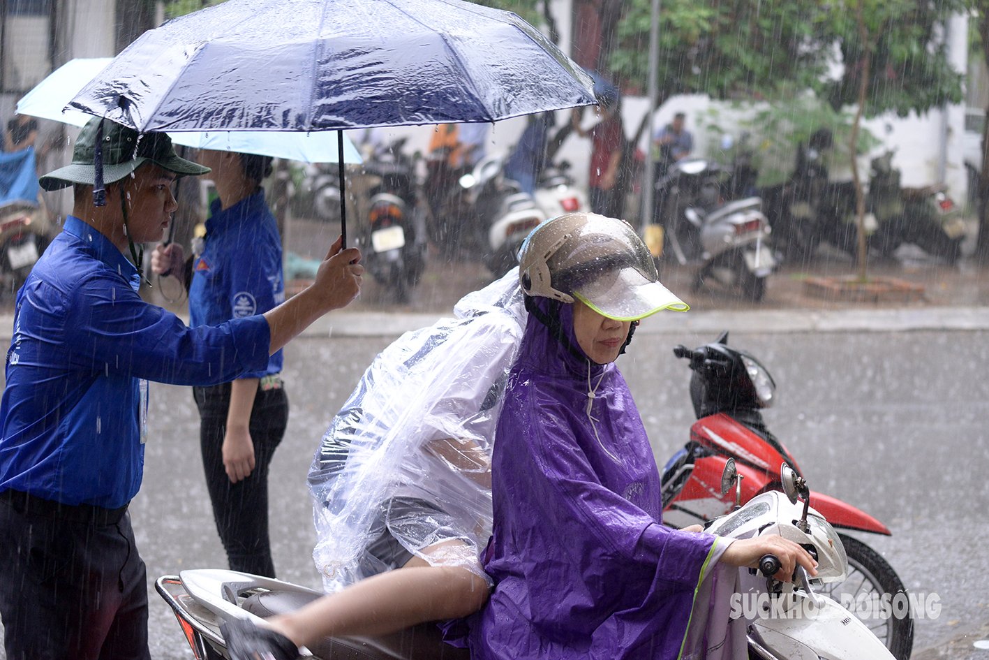 Từ khoảng 6h, hơn 5.000 thí sinh và phụ huynh đã có mặt tại cổng Trường THPT Chuyên Đại học Sư phạm Hà Nội. Trận mưa như trút nước khiến việc di chuyển của thí sinh gặp nhiều khó khăn.