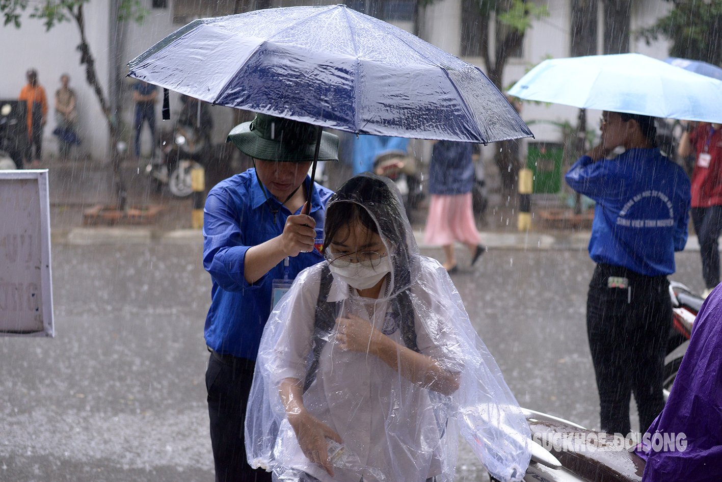 Thí sinh vội vã chạy vào phòng thi.