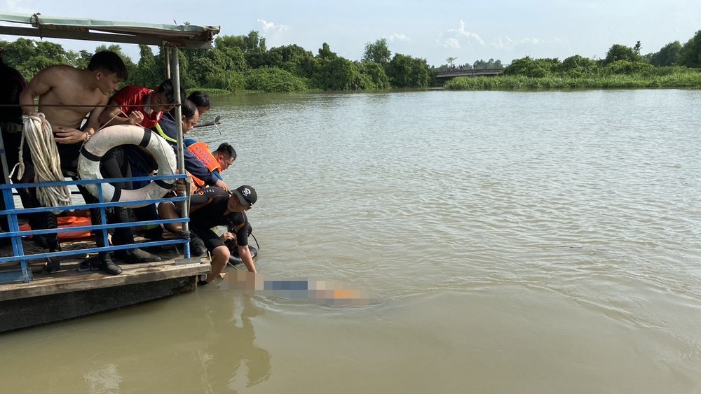 Thi thể một trong ba bé gái mất tích đã được tìm thấy tại khu vực bến đò Bù Cạp, thuộc Sông Sài Gòn. Ảnh: CABD