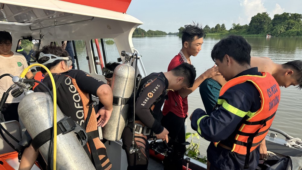 Lực lượng người nhái đang nỗ lực tìm kiếm. Ảnh: CABD