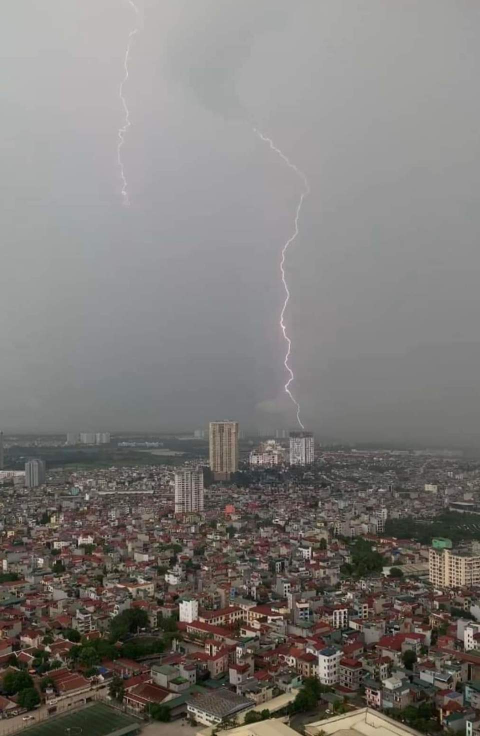 Sấm sét đánh dữ dội trước và trong trận mưa lớn sáng nay 5/6.