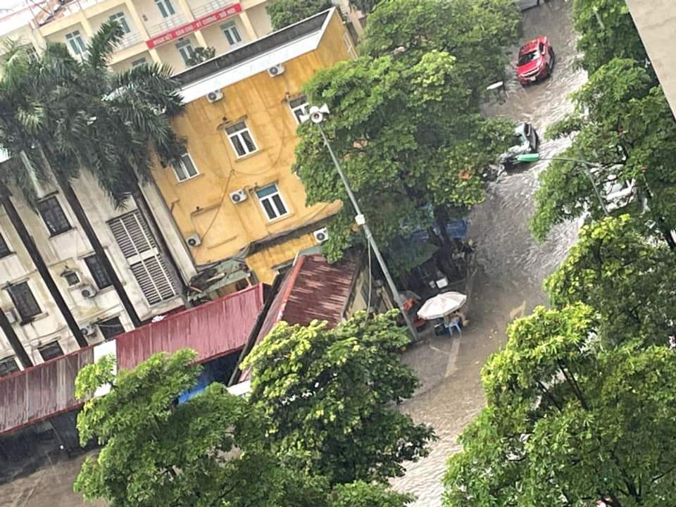 7.025 cú sấm sét dội xuống Hà Nội trong gần 3h, mưa trắng trời, nhiều tuyến phố ngập sâu - 6