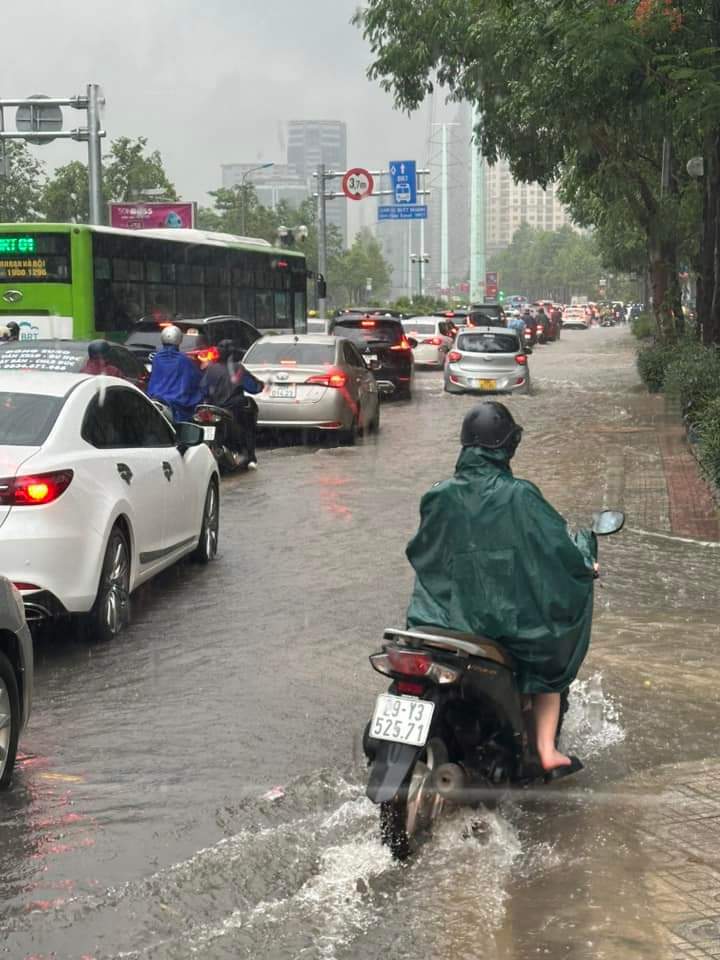 7.025 cú sấm sét dội xuống Hà Nội trong gần 3h, mưa trắng trời, nhiều tuyến phố ngập sâu - 9