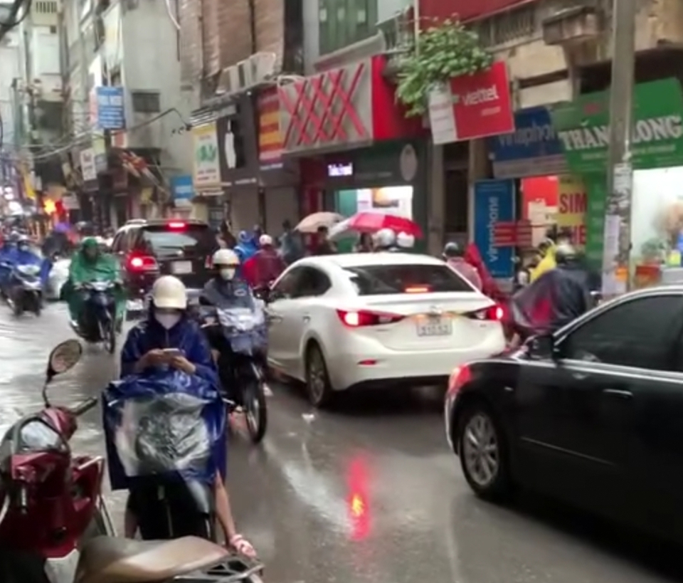 Khu vực phố Triều Khúc giao thông ùn ứ.