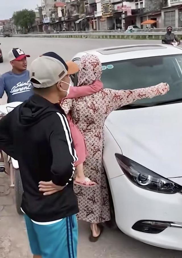 Xôn xao ở Bắc Giang: Vợ chồng đang đi đường vô tình tìm thấy ô tô bị mất gần 1 năm trời - 1