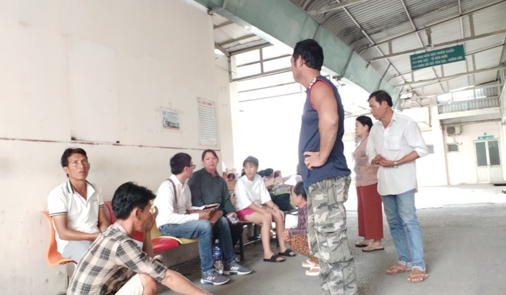 Anh L (ngoài cùng bên trái) cho biết mong muốn cơ quan chức năng sớm làm rõ, xử lý việc vợ anh tử vong khi đi thẩm mỹ. Ảnh: YT