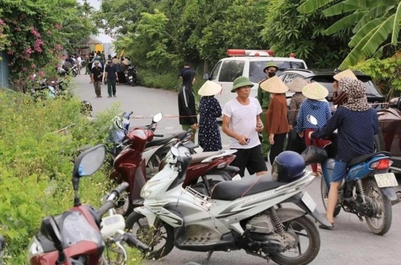 Công an khám nghiệm hiện trường vụ 3 người trong một gia đình tử vong. Ảnh: Thanh Niên