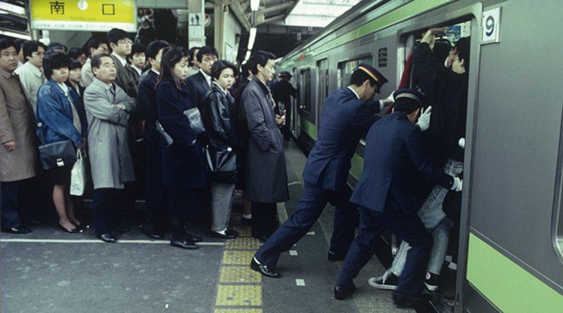 NHÂN VIÊN ÙN ĐẨY - Đây là công việc khá phổ biến ở Nhật Bản. Những người làm công việc ùn đẩy này thực chất là “nhồi nhét” khách lên tàu điện ngầm. Mục đích của việc làm này là giúp cho không gian trong toa tàu được sử dụng một cách triệt để.
