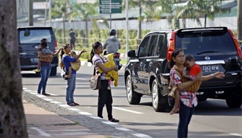 ĐI NHỜ XE - Tại Indonesia, người đi nhờ xe sẽ được trả tiền để giúp lái xe đi tới nơi nhanh hơn. Công việc này xuất phát từ tình trạng kẹt xe, tắc đường liên tục xảy ra ở đất nước này.
