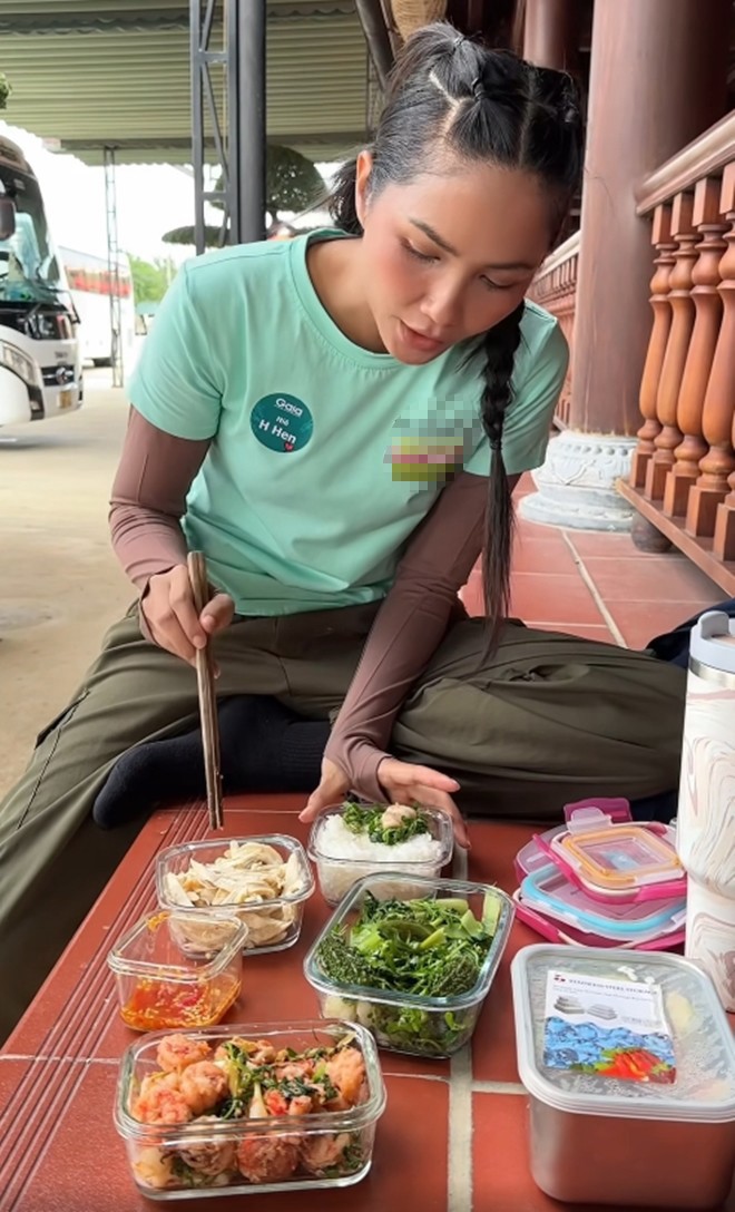 HHen Niê còn có món gà. Hoa hậu yêu thích việc giữ dáng cho biết mình hay ăn đồ luộc hấp nhiều, nhất là gà hay rau đều luộc.