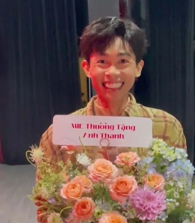 Dù chia tay nhưng Mie vẫn gửi hoa động viên Hồng Thanh trong vở kịch mới. 